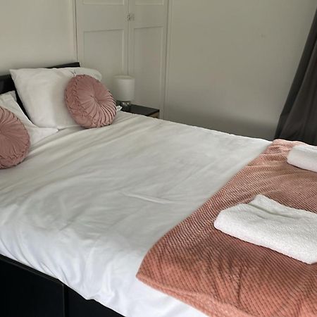 2 Bedroom Home With Driveway Close To Quayside เกทส์เฮด ภายนอก รูปภาพ